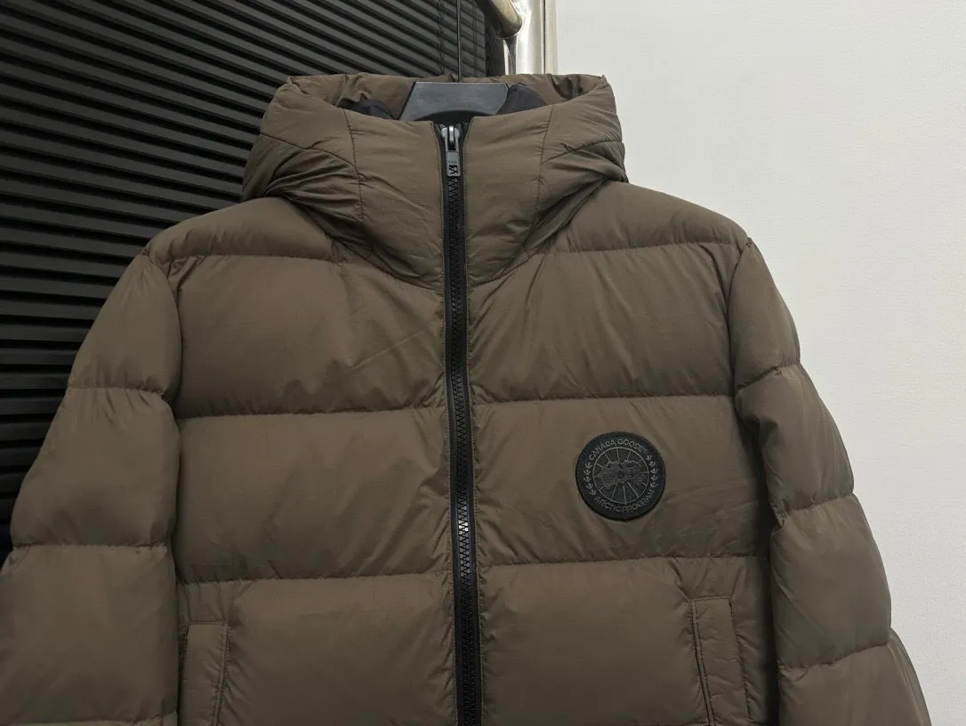 P850 𝘾𝘼𝙉𝘼𝘿𝘼 𝙂𝙊𝙊𝙎𝙀 Canada Goose Ouyang Nana second generation same style hooded couple down jacket! Goose down jacket has always been a popular element of fashion, loved by experts from all walks of life! Fashionable hooded cut, high-end customer-supplied fine goose down. High resilience, smooth zipper, strong and firm. Pockets on both sides can store small items, free your hands, and worry-free when going out. 90% white goose down filling. Black light puff style. Size: XS S M L XL XXL Color: coffee